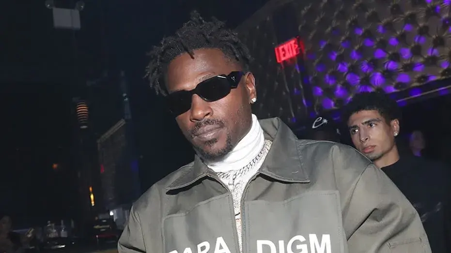 Antonio Brown booked for comedy debut at New England club while facing attempted murder charge