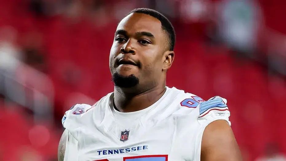 Titans coach passionately defends Jordan Elliott after gun-related incident led to release