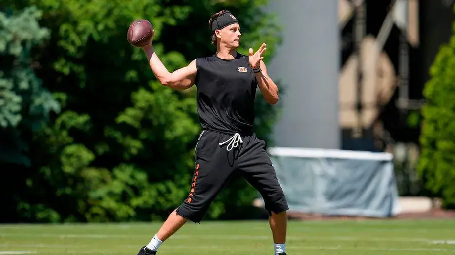 JD Vance visits Cincinnati Bengals practice and quarterback Joe Burrow is convinced it was mostly about him