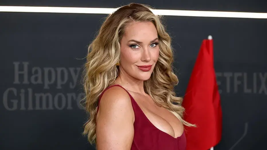 Paige Spiranac & former Peloton instructor show women how to tee a golf ball, NHL fan fight & dump dinners