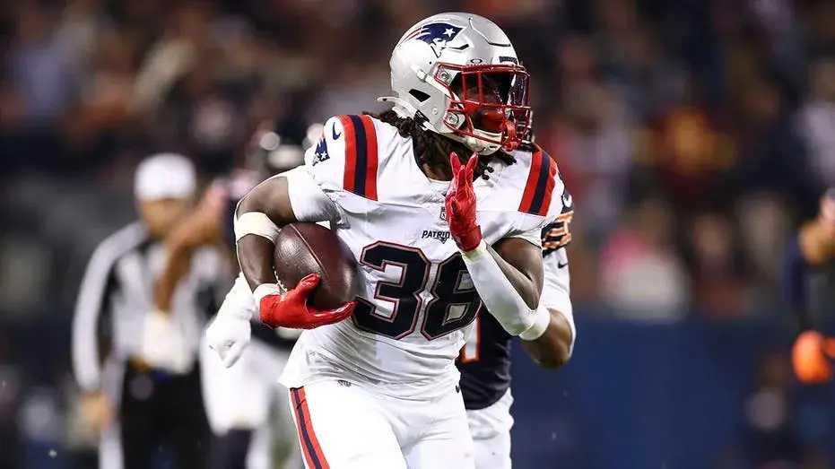 Rhamondre Stevenson's miraculous 48-yard touchdown stuns Bears as clock expires in first half