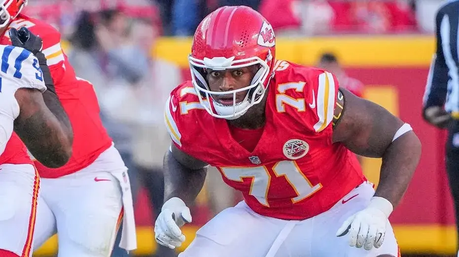 Chiefs' embattled offensive lineman told to leave meeting before being placed on injured reserve: report