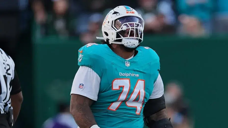 Dolphins avoid 0-17 crisis, pick up first win of season against struggling Jets on the road