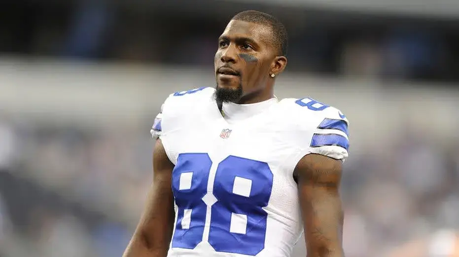 Ex-NFL star says police aimed gun at him in front of his daughters amid incident with alleged reckless drivers