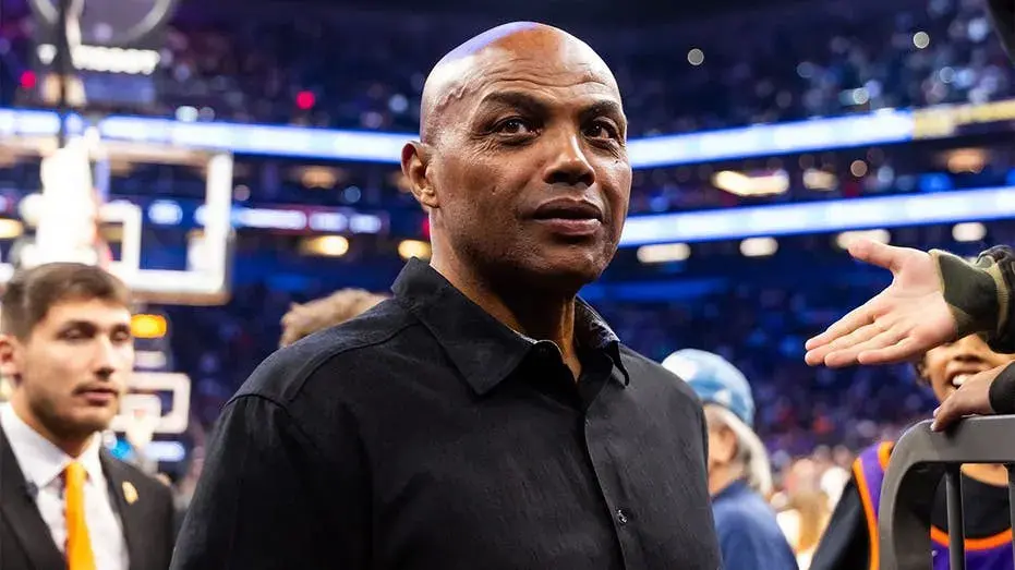 Charles Barkley calls out LeBron James for disrespecting the national anthem with practice golf swing